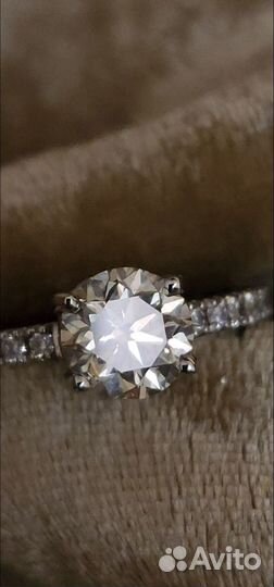 Кольцо с бриллиантом