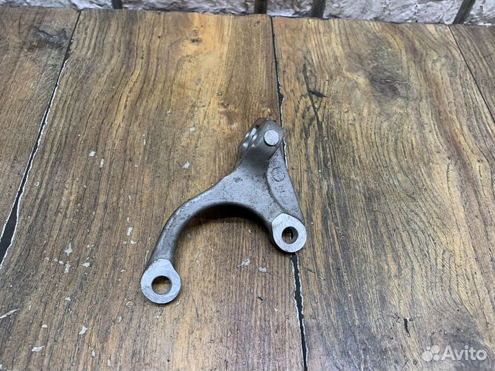 Suzuki Vitara Кронштейн кпп мkпп