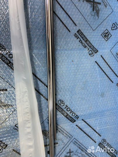 Накладка стекла задняя правая Toyota Land Cruiser
