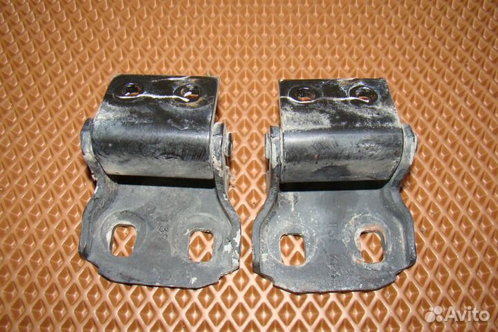 Петля задней левой двери Saturn SL