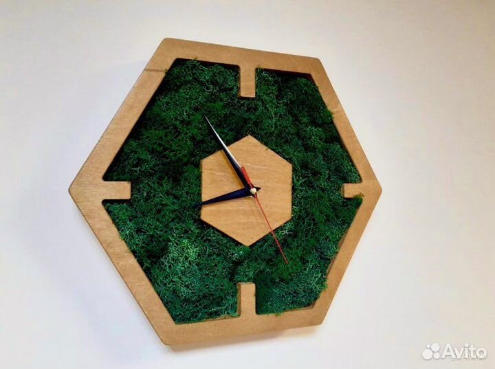 Часы настенные с мхом
