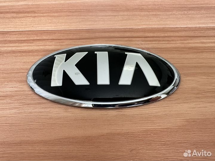 Эмблема крышки багажника Kia Rio 4