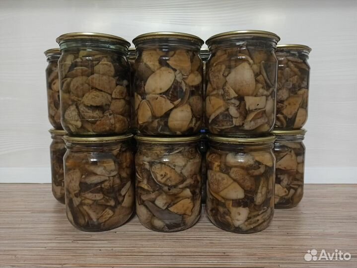 Грибы маринованные, рыжики, красноголовики