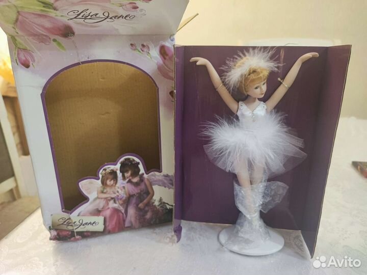 Кукла фарфоровая