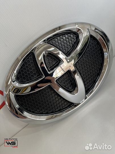 Эмблема на Toyota Land Cruiser W623