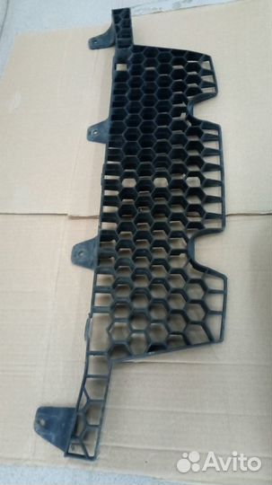 Усилитель переднего бампера нижний на Лада Веста
