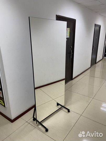 Зеркало на подставке с колесами