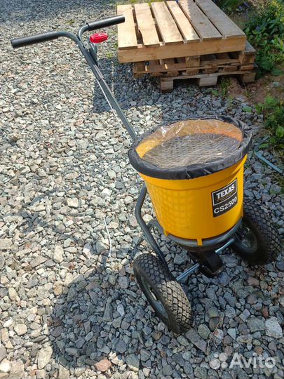 Разбрасыватель удобрений, песка реагентов.Сеялка