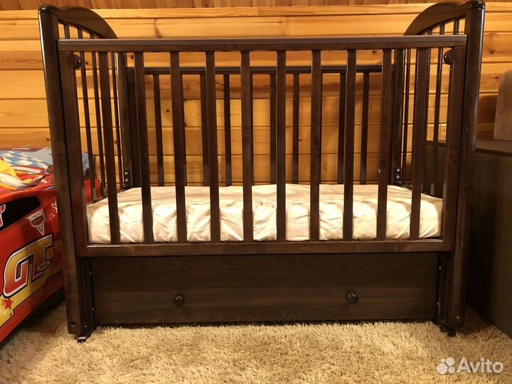 Детская кроватка с маятником и ящиком