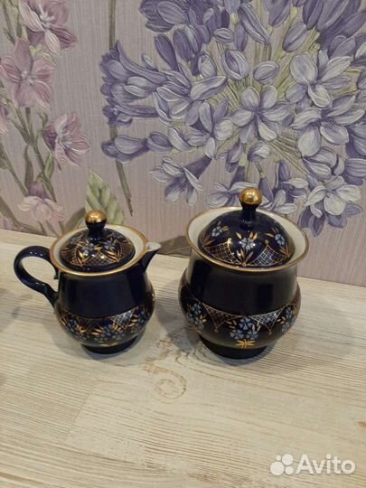 Кофейные чашки с блюдцами