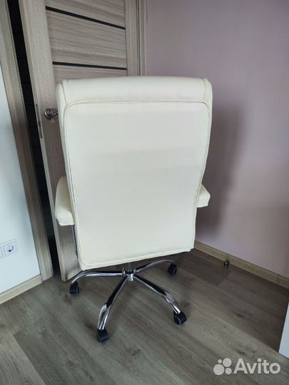 Офисное компьютерное кресло бежевое (бронь)