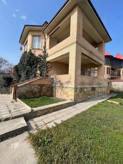 Дом 305 м² на участке 8 сот.