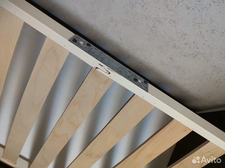 Детская кроватка с маятником и ящиком