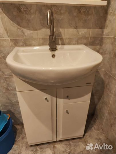 Продам умывальник с зеркалом aqwella