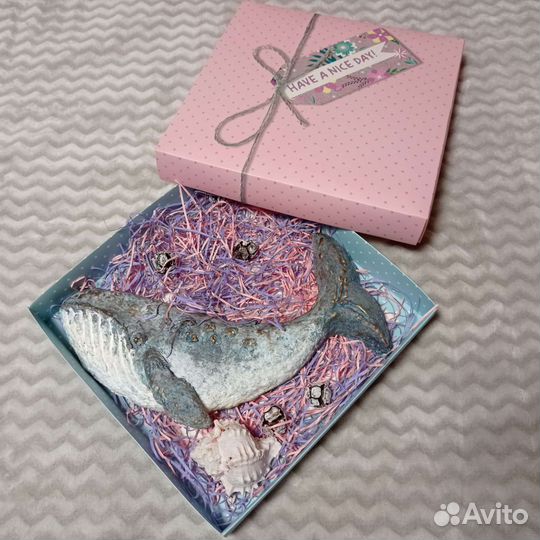 Кит из папье-маше