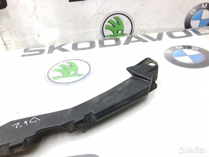 Направляющая бампера передняя правая Skoda Octavia