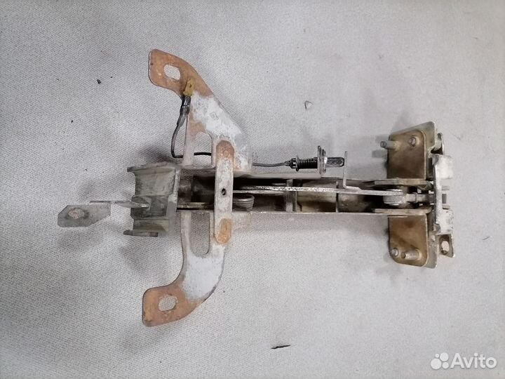 Замок двери багажника Nissan Bluebird 2.0 1983-90