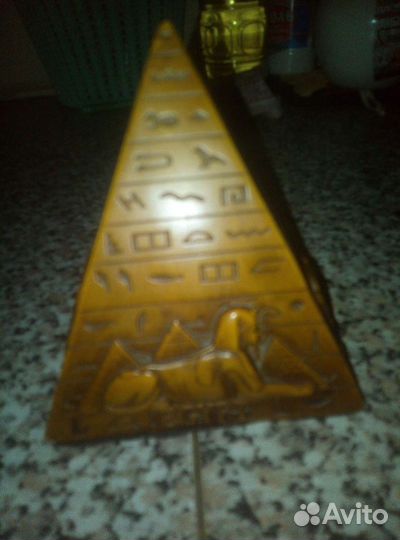 Статуэтка пирамида из Египта