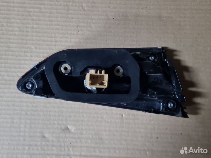 Фонарь правый в крышку багажника Volkswagen Polo