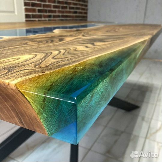 Обеденный стол из массива дерева