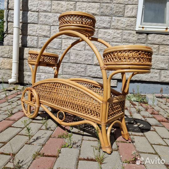 Полка для цветов из ротанга наполная