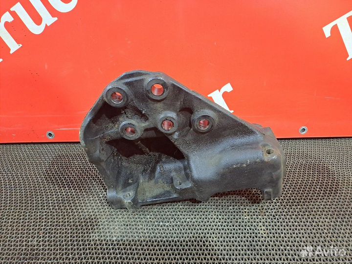 Кронштейн переднего бампера правый