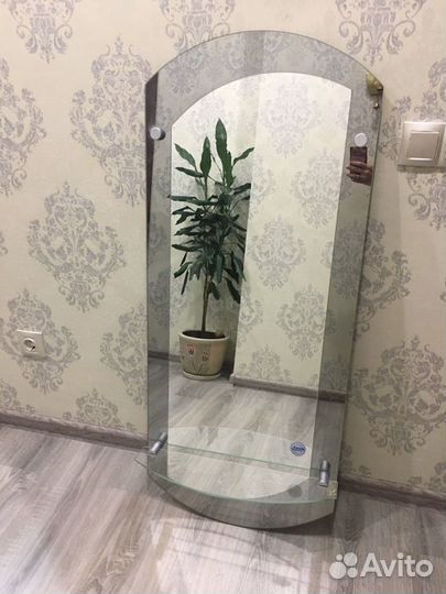 Зеркало настенное с полкой