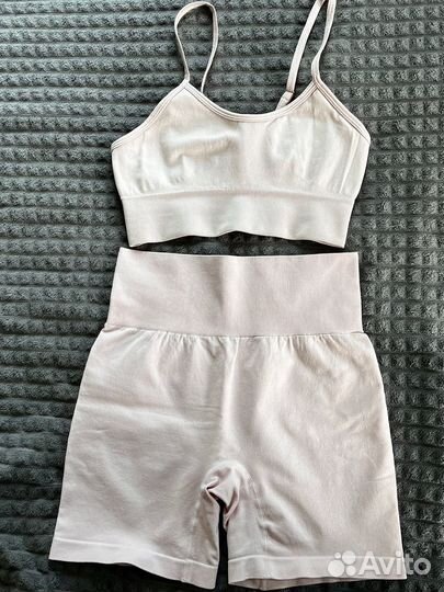 Спортивный топ и шорты 42
