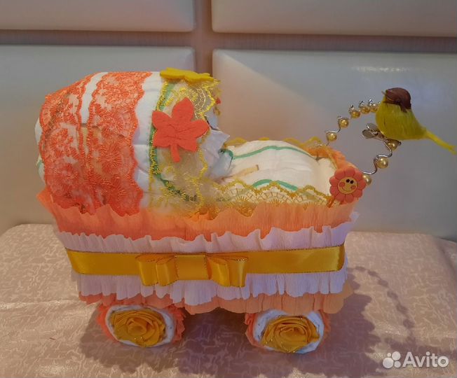 Коляска с памперсами. Подарок для новорожденного