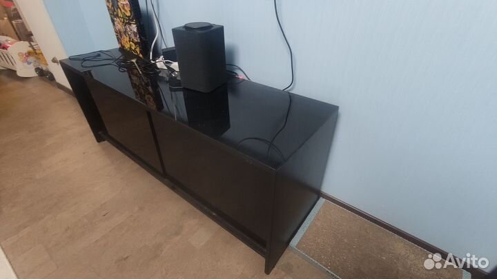 Стеклянная тумба под тв