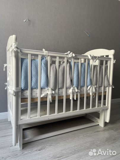 Детская кровать с маятником и ящиком снизу