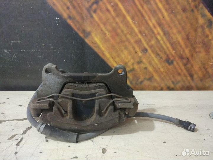 Суппорт передний левый Volkswagen Passat Variant