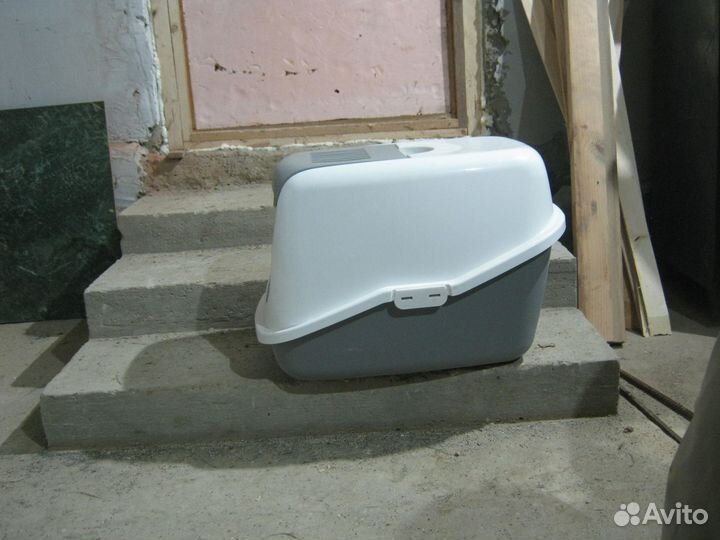 Туалет для кошек и домик для птиц