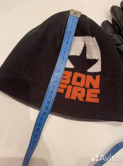 Двусторонняя шапка и кожаные перчатки