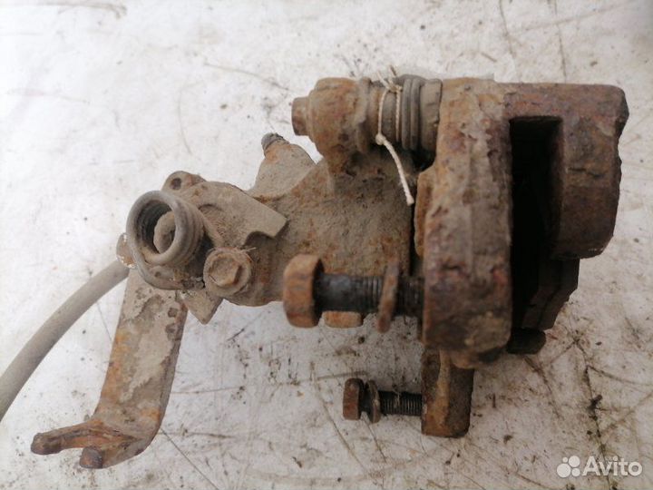 Суппорт тормозной задний левый Nissan Primera P11