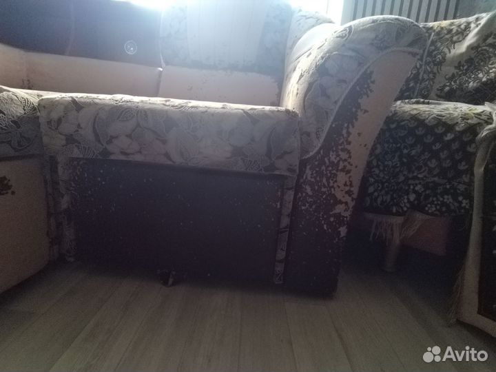 Угловой диван и кресло