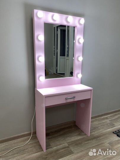 Гримерное зеркало, туалетный столик