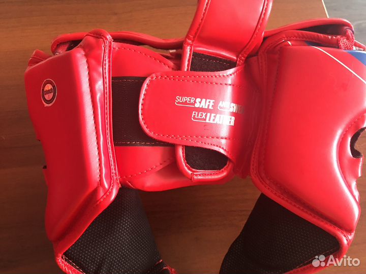 Перчатки и шлем для кикбоксинга