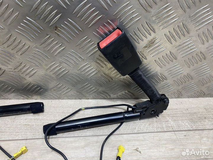 Ответная часть ремня безопасности Mercedes-Benz E