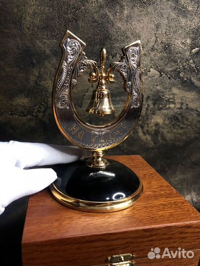 Подкова на камне 