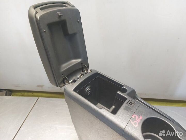 Подлокотник центральная консоль Nissan Qashqai+2