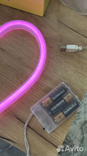 Неоновый светильник на стену