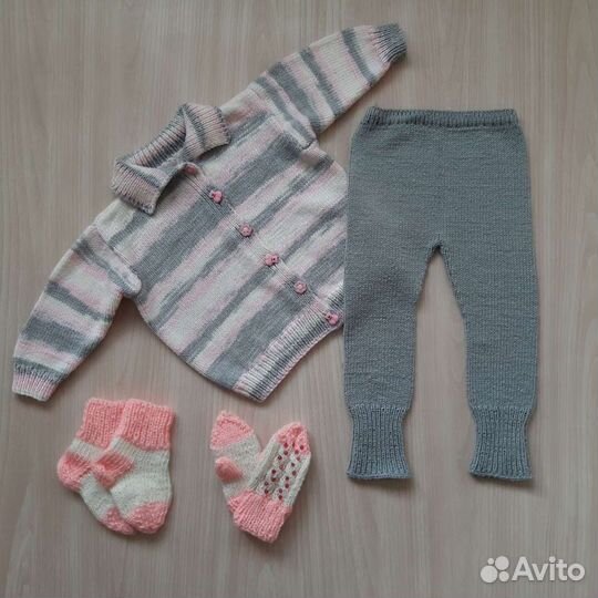 Вязаный костюм варежки носочки на 2 года