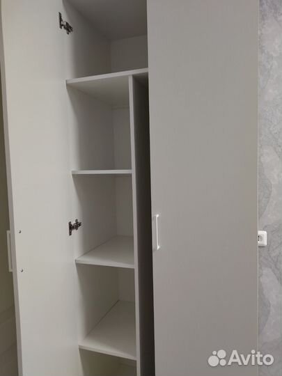 Шкаф распашной с полками белый