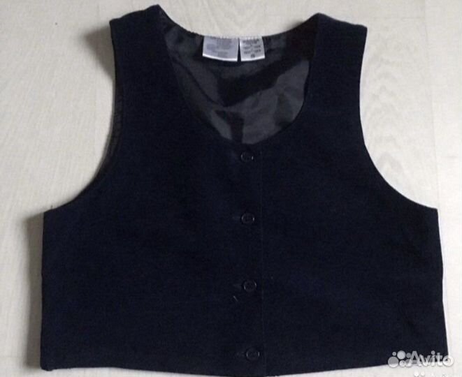 Рубашки белые жилетки на 7-9 лет