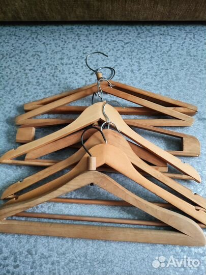 Вешалки плечики(деревянные и пластиковые)