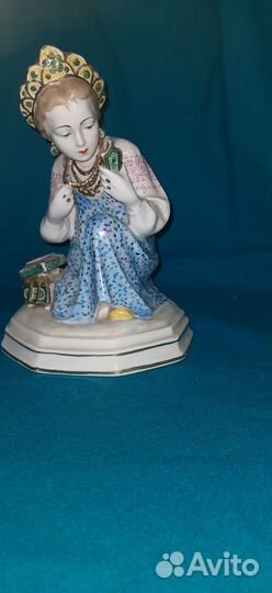 Фарфоровая статуэтка Малахитовая шкатулка