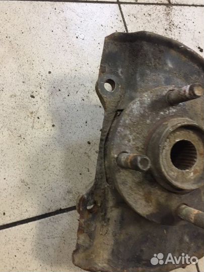 Поворотный кулак передний левый Mitsubishi Lancer