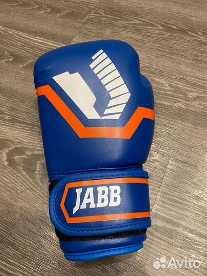 Боксерские перчатки, шлем и бинты