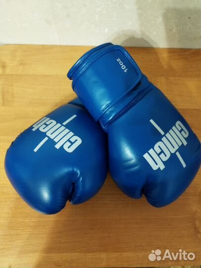 Боксерские перчатки и шлем